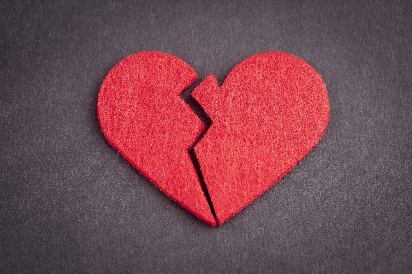 red flags in a relationship - broken heart